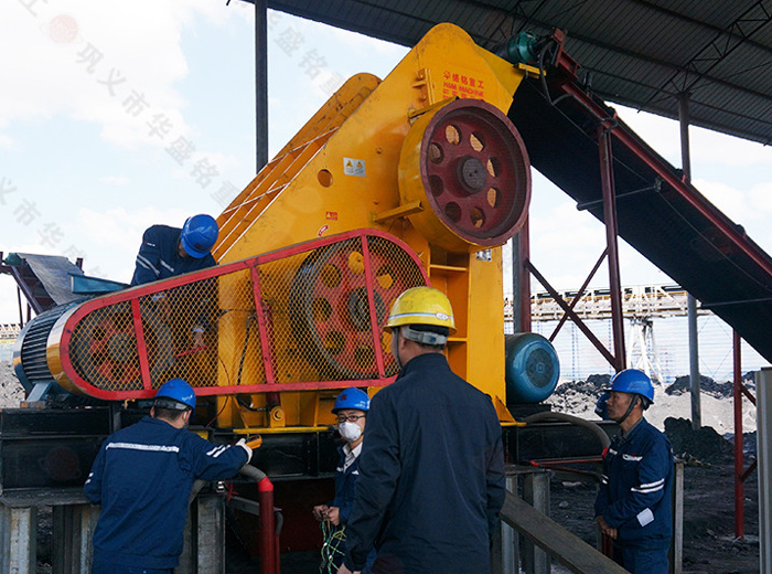  大型煤廠用什么類型煤矸石粉碎機(jī)好？
